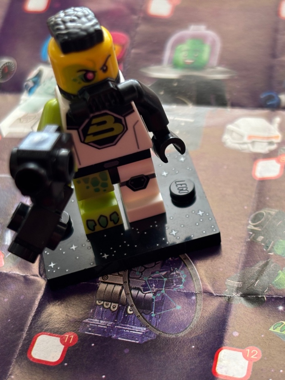 LEGO Series 26 "Blacktron Mutant" col26-12 With stand, pamphlet & accessories